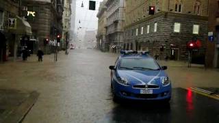 Alluvione Genova 4 novembre 2011  Scene di caos in Via XX settembre [upl. by Ameehs]