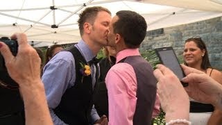 115 parejas gay se casan en Canadá [upl. by Aleen]