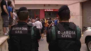 Guardia Civil registra local en Valls en busca de material para el referéndum [upl. by Enitnelav]