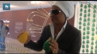 Carlinhos Brown toca a Caxirola o instrumento oficial da Copa de 2014 [upl. by Ecyal]