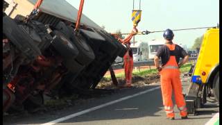 Autoberging Kerstens zet gekantelde vrachtwagen recht op N59 [upl. by Valdemar656]