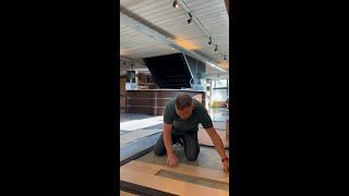 Joep is druk bezig met het leggen van een prachtige nieuwe vloer in onze showroom in Rijnsburg [upl. by Dumond]