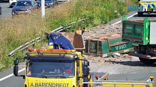 A16 bij Dordrecht bezaaid met stenen en afval na aanrijding [upl. by Neelon]