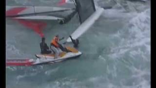 Insolite  le Team Nissan en catamaran de sport dans les vagues [upl. by Gawain]