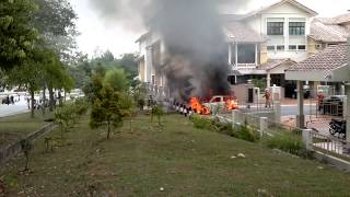 Dua kereta Myvi putih terbakar di Seksyen 7 Shah Alam 2892012 [upl. by Anad487]