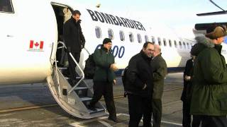 Nouvelle navette dentreprise Bombardier un avion Q400 aux nouvelles couleurs [upl. by Coumas]